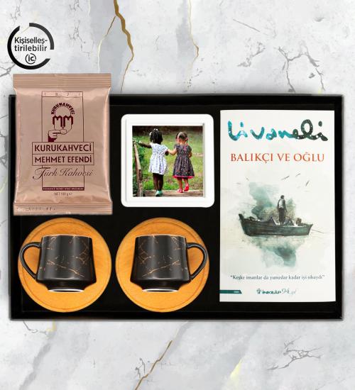 Zülfü Livaneli - Balıkçı ve Oğlu Kitap, 2’li Mermer Desen Fincan, Türk Kahvesi ve Beyaz Çerçeve Hediye Seti