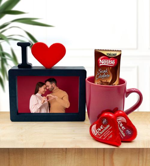 Love Siyah Çerçeve, Kırmızı Kupa, Kalp Çikolata ve Sıcak Çikolata Hediye Set
