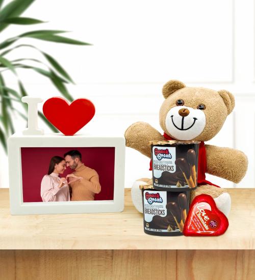 Kişiye Özel Love Beyaz Çerçeve, Peluş Ayıcık, Kalp Çikolata ve Kişiye Özel Nutella Hediye Seti
